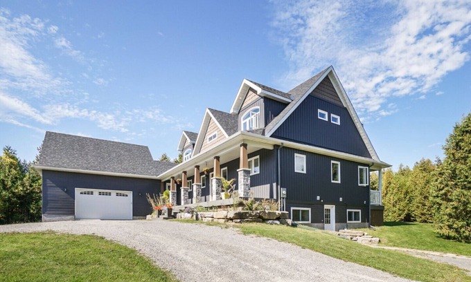Beckwith House | Chateau Jan - Walkout Apartment on 2.65 Acres (Child Friendly)