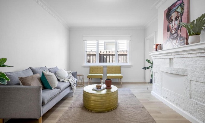 Moonee Ponds Apartment | Cheerful 2-Bedroom Home in Moonee Ponds