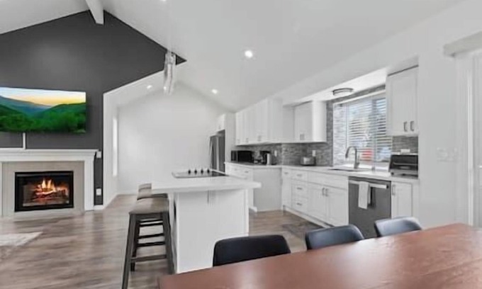 Kent House | Cheerful 3 bedroom home with ample parking spaces.