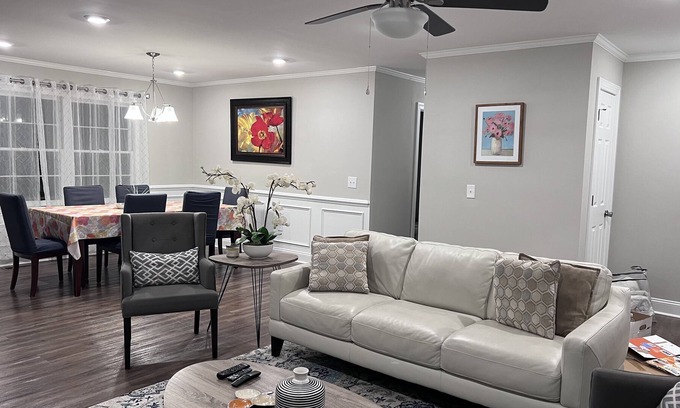 Durham House | Cheerful 3-bedroom Ranch Home