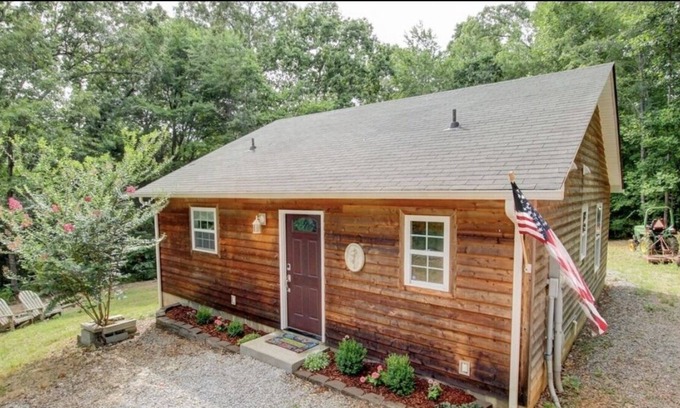 Clarksville Cottage | Cheerful and peaceful cottage nature retreat near amenities