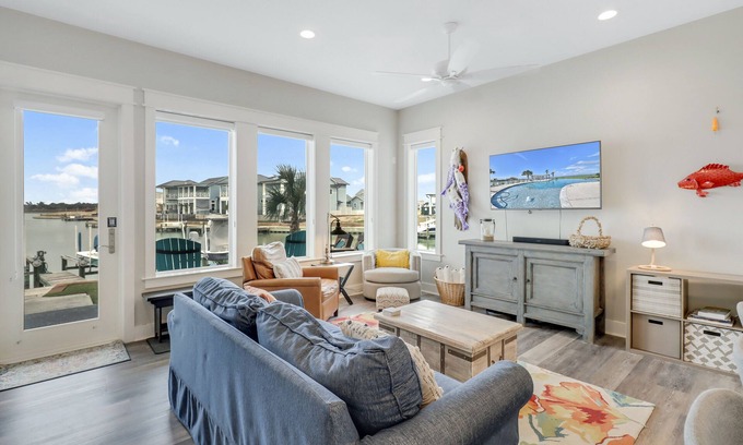 Rockport Condo | Cheerful bayfront condo with infinity pool, scenic patio, & W/D - fishing nearby