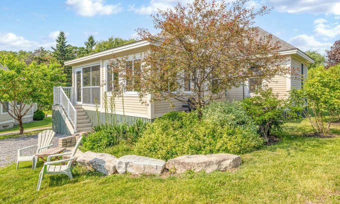 Cherry Valley Cottage | Cheerful Cottage Retreat in "The County" on East Lake resort with pool
