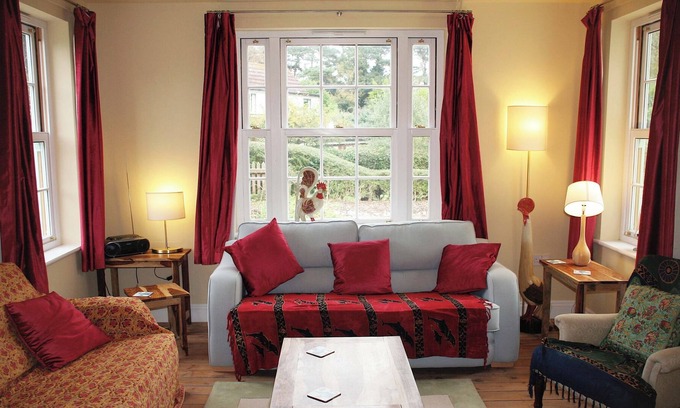 Holt Cabin | Cheerful Family Home Within Walking Distance of the Quay