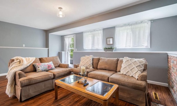 Henrietta House | Cheerful Henrietta 4BDRM. w/Garage - Pets welcome!