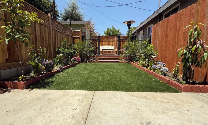 Clarkdale House | Cheerful house with EV, Parking & backyard