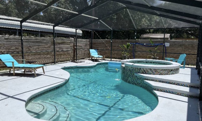 Riverview House | Cheerful Newly Renovated *HEATED* POOL/SPA 5min from Tampa