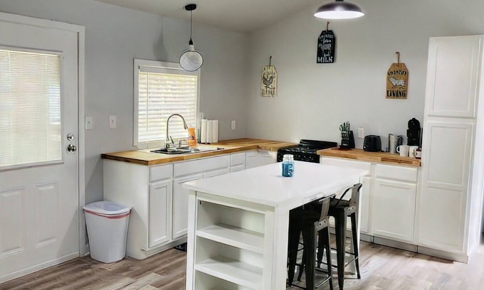 Ocean Springs House | Cheerful One Bedroom Remodeled Tiny Home, close to everything!