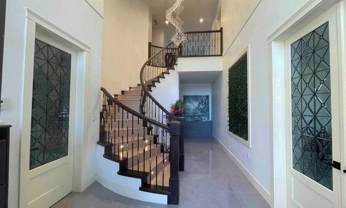 Golden Village Apartment | Cheerful studio on top floor in Downtown Richmond