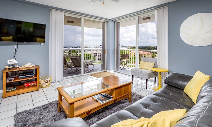 South Island Condo | Cheerful, stylish condo w. pool access, close to beaches