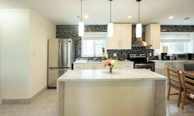 Severn Cottage | Cheerful Water Front 5-Bedroom with Fireplace