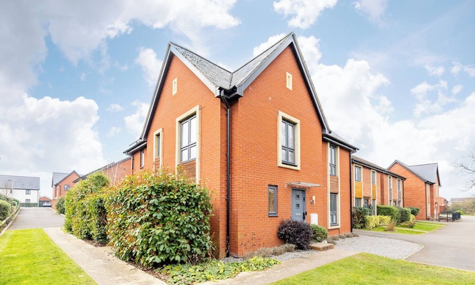 Cheltenham House | Cheltenham Gold Cup Stay – Two Parking Spaces & EV Charger!
