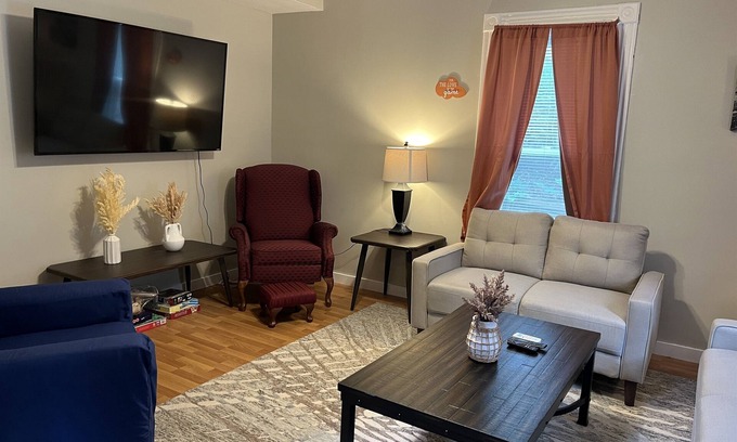 Oneonta House | Cherry Hill 5 minutes to All Star Village, updated, near shops & restaurants