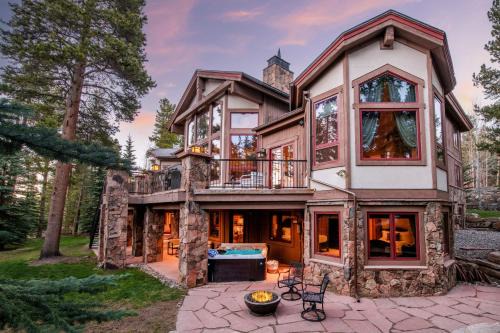 Historic District Villa | Cherry Ridge by AvantStay Incredible Mountain Mansion w Game Room Hot Tub Views