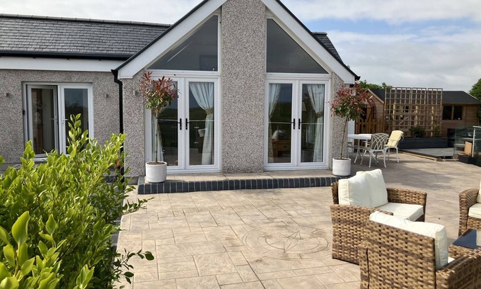 Port Logan Cottage | CHERRY TREE COTTAGE, pet friendly, with a garden in Sandhead