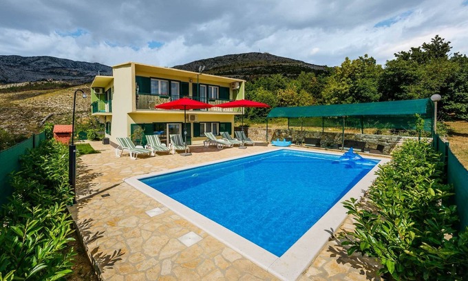 Donje Sitno House | Cherry Tree With Pool Near Split