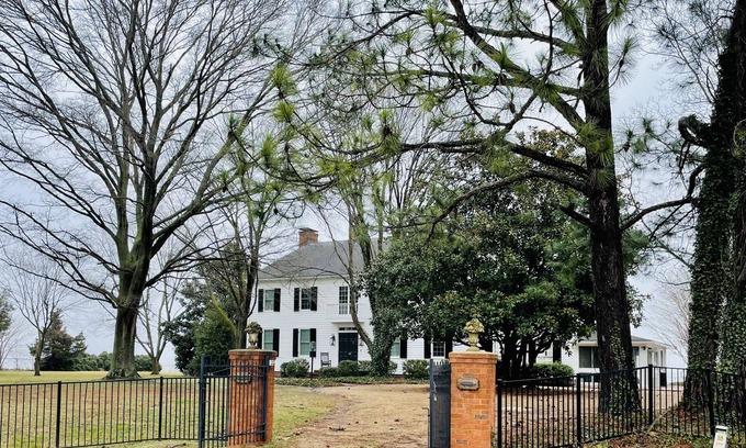 Wicomico Church House | Chesapeake Bay-front Estate minutes to Irvington, Kilmarnock Whitestone