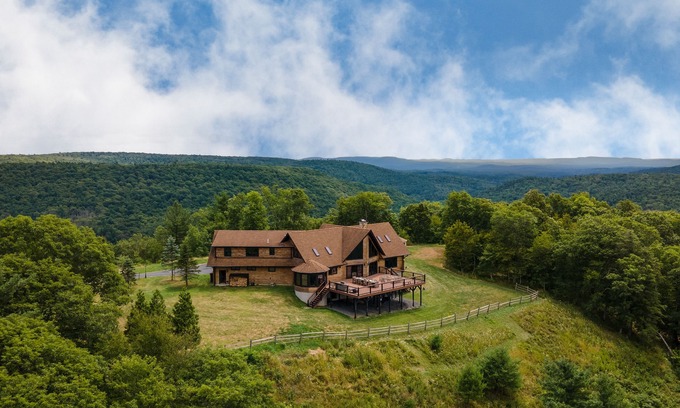 Hillsdale Cabin | Chester by AvantStay | Amazing Views, Secluded Home, A True City Escape!