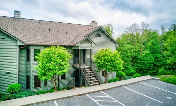 Blowing Rock Condo | Chetola:Berkshires 3 - 3BR with 2 sleeper sofas-Chetola Resort Privileges -Walk To Blowing Rock