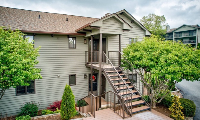Blowing Rock Condo | Chetola: Holly 4 - Condo Overlooking Tennis at Chetola Resort, Downtown Blowing Rock!