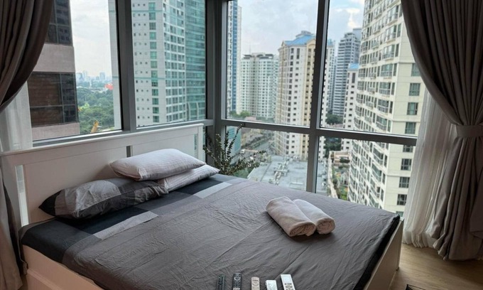 Bonifacio Global City Apartment | Chic 1-bedroom with WiFi and AC in awesome Taguig BGC