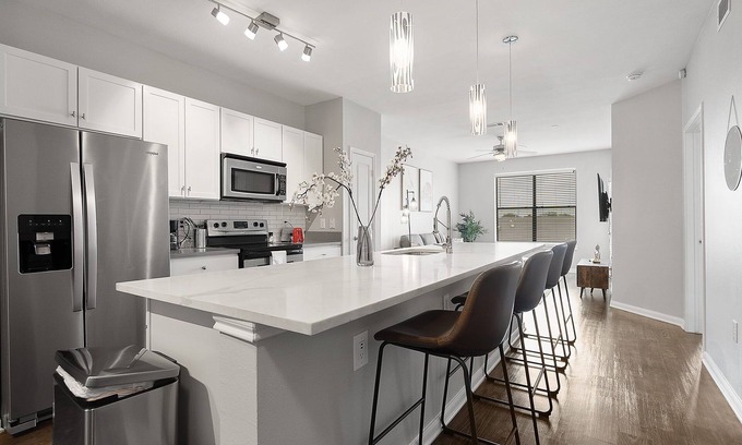 St. Edwards Apartment | Chic 1BR Retreat | Walk to SoCo, Pool & Wi-Fi