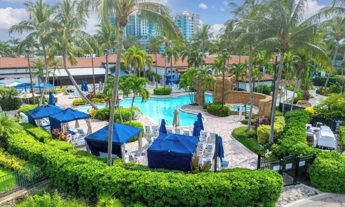 Royal Harbor Resort | Chic 2 bed resort, 3 pools, lazyriver, walk to 5th Ave restaurants in fab Naples