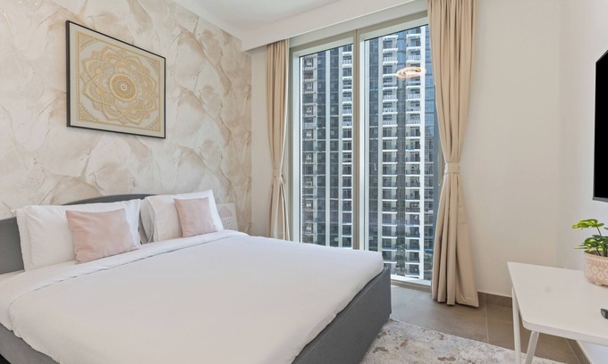 Dubai Apartment | Chic 2-bedroom apartment with WiFi, AC in Creek Harbour Dubai