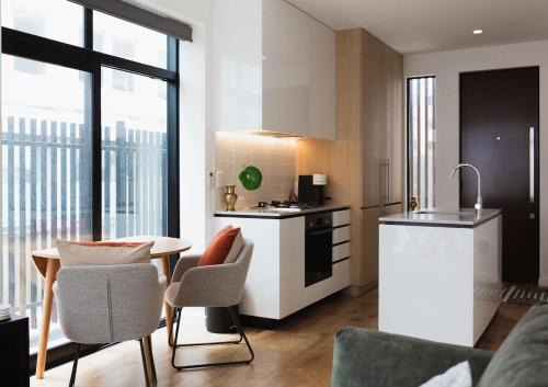 Te Aro Apartment | Chic 2BR Apartment - Secure Gated Complex in CBD