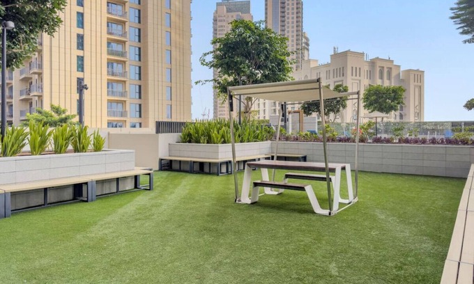 Jadaf Apartment | Chic 2BR Stay at Creek Horizon with Pool, Gym and Prime Dubai Location
