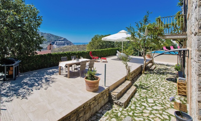 Zrnovnica Apartment | Chic 3-bedroom apartment with AC, WiFi in charming Žrnovnica