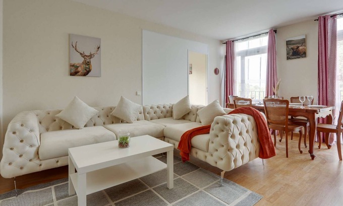 Ris Orangis Apartment | Chic and spacious apart with parking