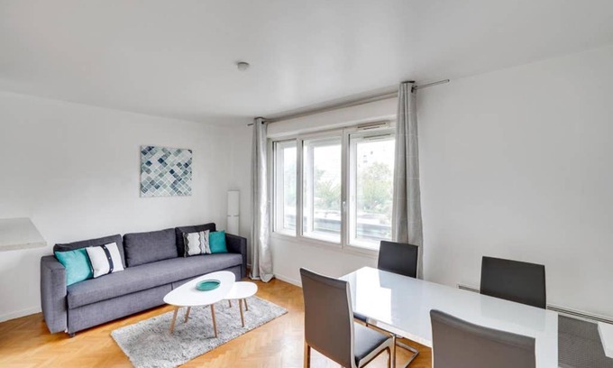 Faubourg de l'Arche Apartment | Chic apart with parking (Paris - La Defense)