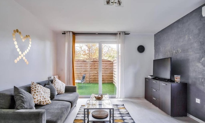Orly Apartment | Chic apart with terrace and parking