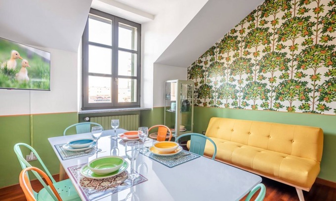 Aurora Apartment | Chic apartment perfect for 6 people is located next to Campus Einaudi, in a area full of clubs and well connected by public transport to reach Porta Nuova, a few steps from the Mole Antonelliana, Piazza Castello and the Porte Palatine. The flat is equipp