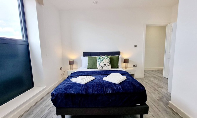 Woolwich Riverside Apartment | Chic Apartment with City Views, Woolwich!