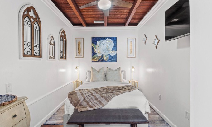 Hawthorne Apartment | Chic & Bright Hawthorne Suite-Near LAX/SoFi/SpaceX