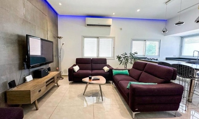 Tel Aviv Promenade Apartment | Chic central 2BR Apt, Equipped Kitchen & Spacious Living – 5 Min to Beach,