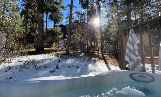 Cascade-Chipita Park Ski Chalet | Chic chalet w/hot tub, ping-pong, arcade bball