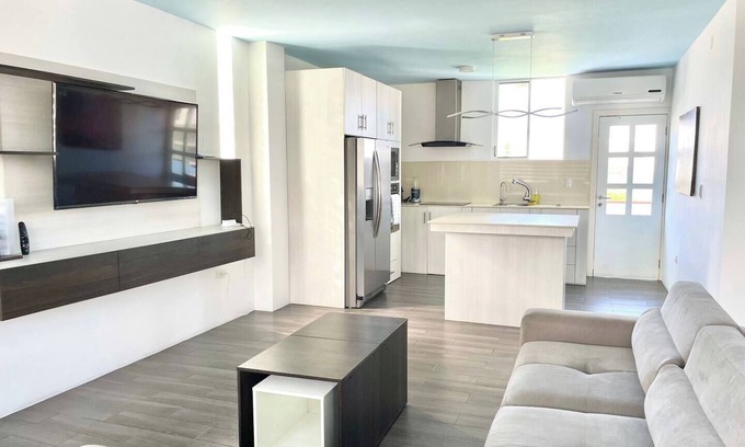 Puerto Ayora Apartment | Chic City Gateway: Spacious modern apartment in the Heart of Puerto Ayora