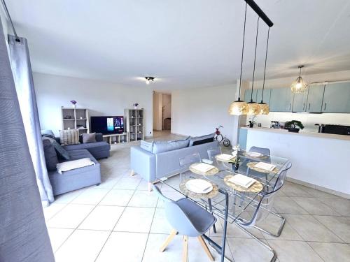 Gare Apartment | Chic City Retreat 2BR near Station with parking-2a