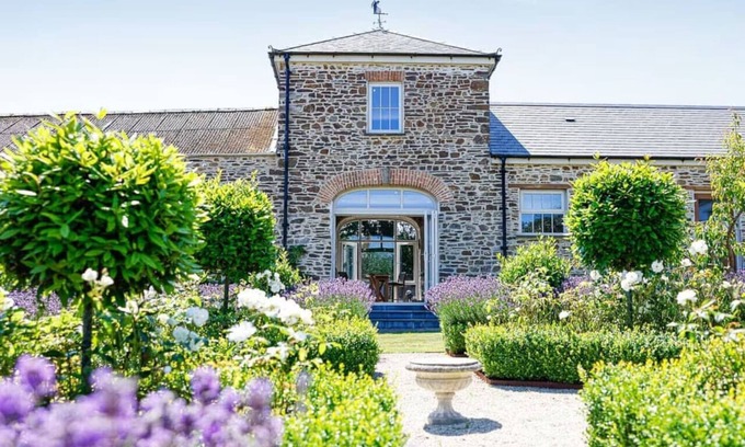 Haverfordwest Cottage | Chic Clock Tower with Gardens Close to Beaches
