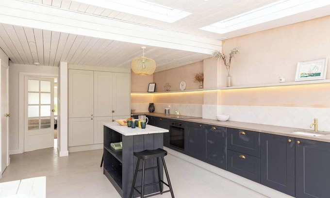 West Wittering House | Chic Coastal Retreat - 5-Min Stroll to Beach