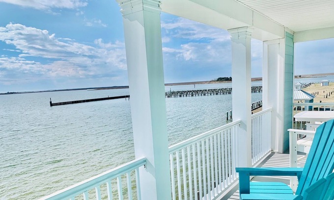 Crisfield Condo | Chic Condo on Tangier Sound with Waterfront Balcony, Fireplace