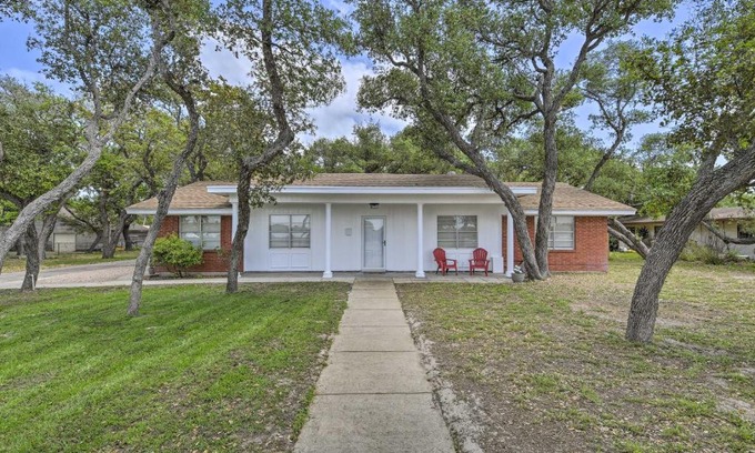 Ingleside Apartment | Chic Condo with Screened Patio about 13 Mi to Beach