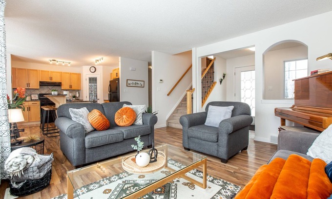 West Edmonton House | Chic&Cozy 3BHome|King Bed|Large Patio|Mins to WEM