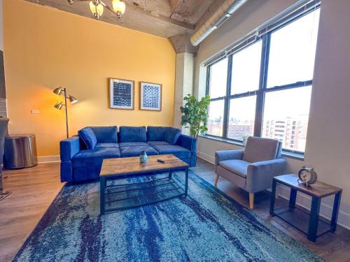 Near South Side Apartment | Chic Cozy 3BR Michigan Avenue Spacious Suite Close to Iconic Chicago Landmarks & Attractions