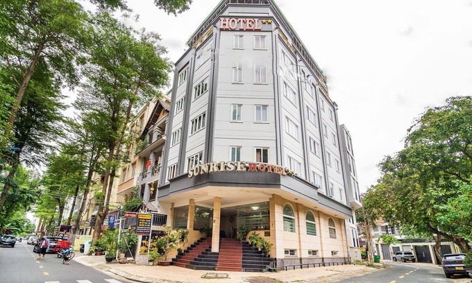 Binh Chanh House | Chic Deluxe Double Room at Sunrise Trung Son