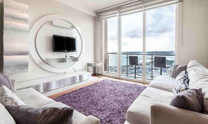 Kucukcekmece Apartment | Chic Flat with Kucukcekmece Lake View and Balcony