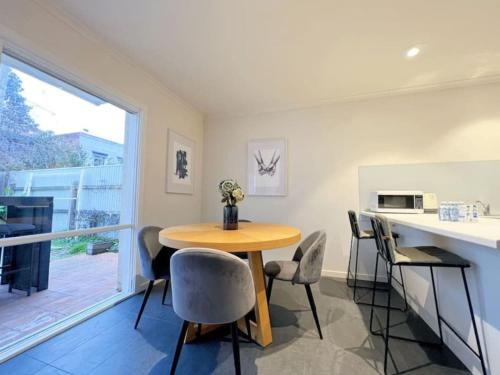 Fitzroy North House | Chic getaway at Fitzroy North